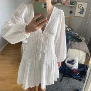 Sommarklänning - Supersnygg klänning frpn zara som inte säljs längre, använd en gång så väldigt bra skick. Perfekt till studenten eller skolavslutning☺️