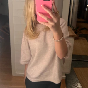 & Other Stories stickad t-shirt - Superfin tröja som tyvärr inte kommer till användning. Använd ett fåtal gånger, köpt i september 2023 💓💓 Nypris 690kr men säljer för 500 🙌🏼