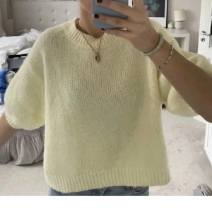 Trekvarsärmad tröja  - Säljer denna super fina stickade tröja från zara. Använd fåtal gånger och är i bra skick. Skriv för fler bilder och frågor. Pris kan diskuteras vid snabb affär❤️❤️