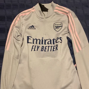 Arsenal sport sweatshirt  - Fint skick, stretchigt material med fin passform 