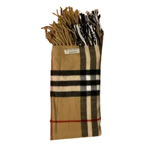 BURRBERRY SCARF - Hej! Nu säljer jag min burrberry scarf. Jag säljer den då jag inte använder den längre och bara ligger och skräpar.   Cond är 9,5/10.  Den är använd några gånger men den ser helt ny ut.