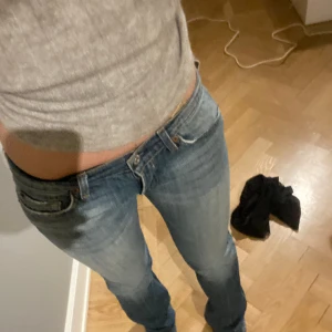 Lågmidjade jeans  - Lågmidjade bootcutjeans köpta i Italien för 700. Säljs då de inte kommer till användning. Skriv om ni har frågor! 
