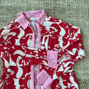 Glad skjortan från Vila - En storskjorta storlek 34 i mycket bra skick tvättad två gånger.