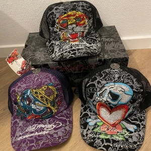 Ed Hardy/christian audigier  - 3 helt nya ed Hardy kepsar med lapparna kvar 150kr stycket.    Skicka vid intresse mvh Albin 