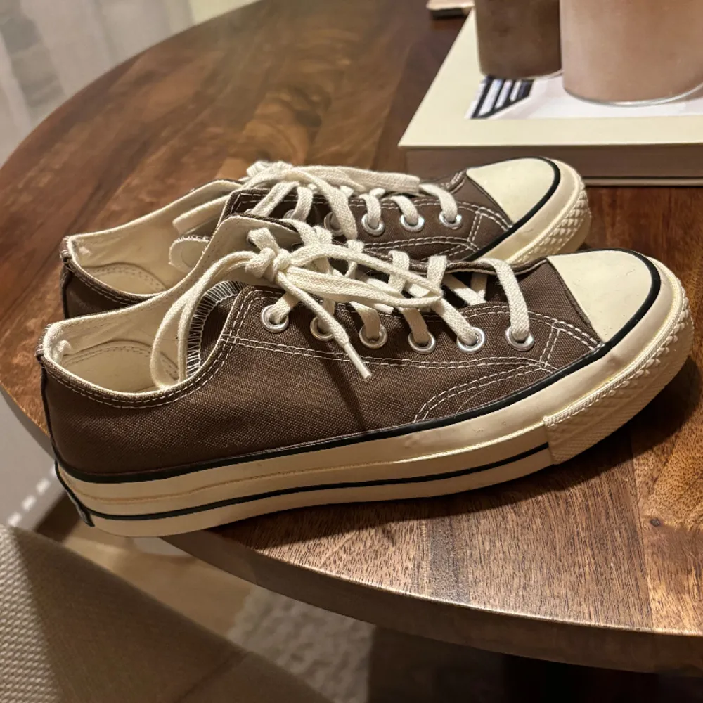 nyskick! köpta för 1100kr. Chuch taylor converse . Skor.