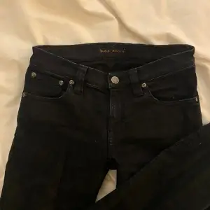 svarta raka low waist jeans från nudie Jeans jeansco
