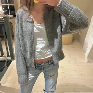 Stickad tröja - Stickad tröja från zara, super bra skick och bara använd få gånger💕