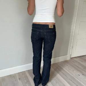 Snygga vintage jeans! Köpta av perfect jeans på plick. Säljer för att de va för stora på mig. Så aldrig använda efter köp. Midjemått tvärs över : 39cm. Innerbenslängd: 80 cm. Köp gärna via köp nu 💓