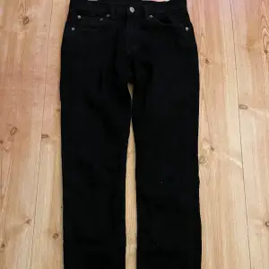 Levi’s jeans 501 crop i bra skick i strl W29L32 tror det är samma som strl S  Säljer för 200kr 