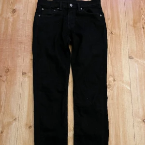 Levis jeans - Levi’s jeans 501 crop i bra skick i strl W29L32 tror det är samma som strl S  Säljer för 50kr 