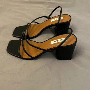 Klackskor - Superfina klackskor från NA-KD. Säljer dem då dem är för stora för mig, därav är dem inte använda🩷 nypris 549 kr men säljer mina för 400 kr, kan även tänka mig att gå ner i pris!