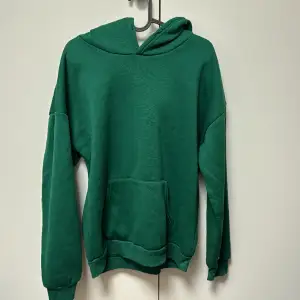 Jätte fräsch grön hoodie använd 1-3 gảnger bara i storlek Small säljs för 200kr men pris gảr att diskuteras. 