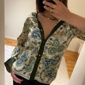 Silkes skjorta - Sååå fin silkesskjorta från Zara. Superfint skick🤍 