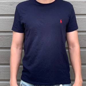 Mörkblå Ralph Lauren t shirt - Hej! Säljer en mörkblå Ralph Lauren t shirt i grymt fint skick, pris kan diskuteras vid snabb affär. den är storlek S men passar M.