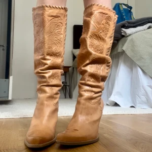 Ljusbruna cowboy boots - Skitsnygga vintage ljusbruna boots med klack i storlek 40, säljer då dom är lite stora för mig som har 38/39💕