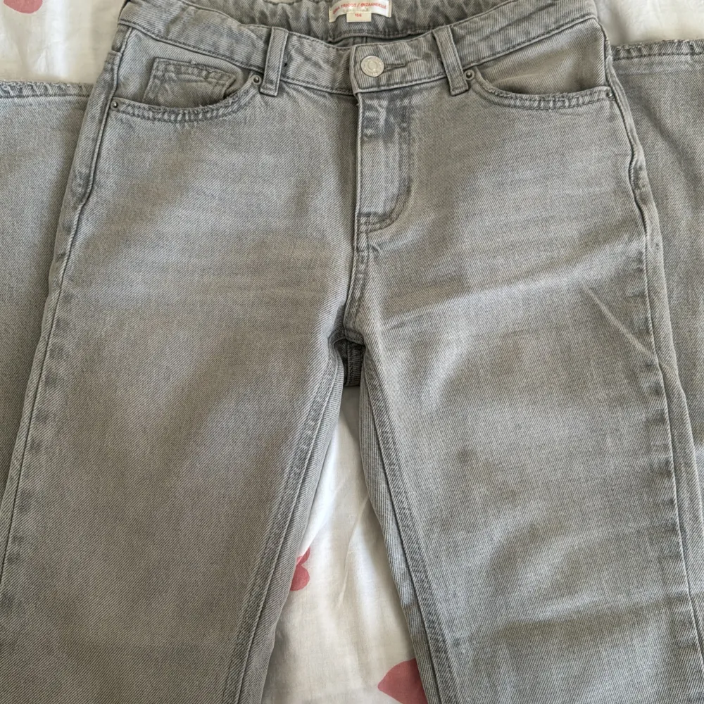 Slutsålda Gina tricot/ izaandelle jeans.  Low waist och perfekta till hösten. Storlek 152 Midja 70cm  Innerbensläng ungefär 73cm   Kommer ej kunna testa dom på för att dom är för små! . Jeans & Byxor.