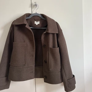 Kappa från Kappahl - Kappa från kappahl i storlek XS, passar även S! Köpt för 899kr! 🤍 perfekt när det blir lite kyligare ute! ⭐️