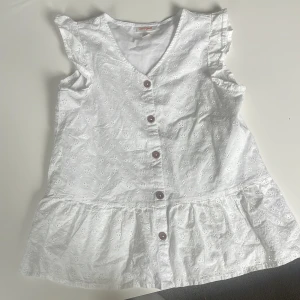 Jättefin blus med knappar - Säljer denna jättegulliga blus med Blom mönster pga att jag inte får någon användning av den. Köptes i usa men minns tyvärr inte från vart. Det är barn storlek så det är xl i barn men det är 14 år💕 pris kan diskuteras!!