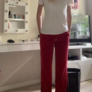 Juicy conture byxor  - Dessa röda juicy conture byxor är i ett bra skick och väll andvända. Dom är i storlek S/36. Betalning sker via swish.❤️😁