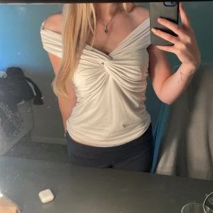 Hm topp - Jätte trendig topp från hm i jättebra skick och i storlek S!💗