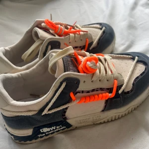 Hip hop skor  - Sneakers med designerlook. Använda utomhus 2 gånger men i toppskick. För stora för mig.  Storlek 44