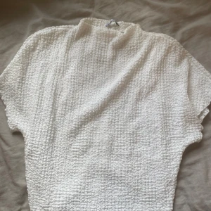 Topp - Vit sommartopp från Zara!🤍 Bra skick, storlek S.