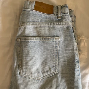 Gina tricot Jeans - Ljusblå höga jeans med hål på båda knäna. Flitigt använda men i bra skick. Säljes då de är för små. 
