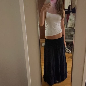 Marinblå lång kjol - Säljer min jätte fina marinblå lång kjol, Den är köpt i Danmark, Kjolen är i ett stretchit material så den passar vem som hälst, Jag är 1,65 och längden är bra för mig, Den är använd ett fåtal gånger och tyget är tunt och skönt ❤️ köpt för 500