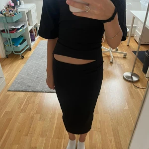 Svart långkjol zara - Svart och tajt långkjol ifrån zara!😍😍😍