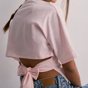 Topp med knyt i ryggen - Superfin och helt oanvänd tröja från Nelly. Väldigt populär och slutsåld i de flesta storlekar på hemsidan. Helt i nyskick, aldrig använd, endast prövad. Säljer då jag inte tycker om hur den sitter på mig! 🌷💗 Hör av er vid funderingar!