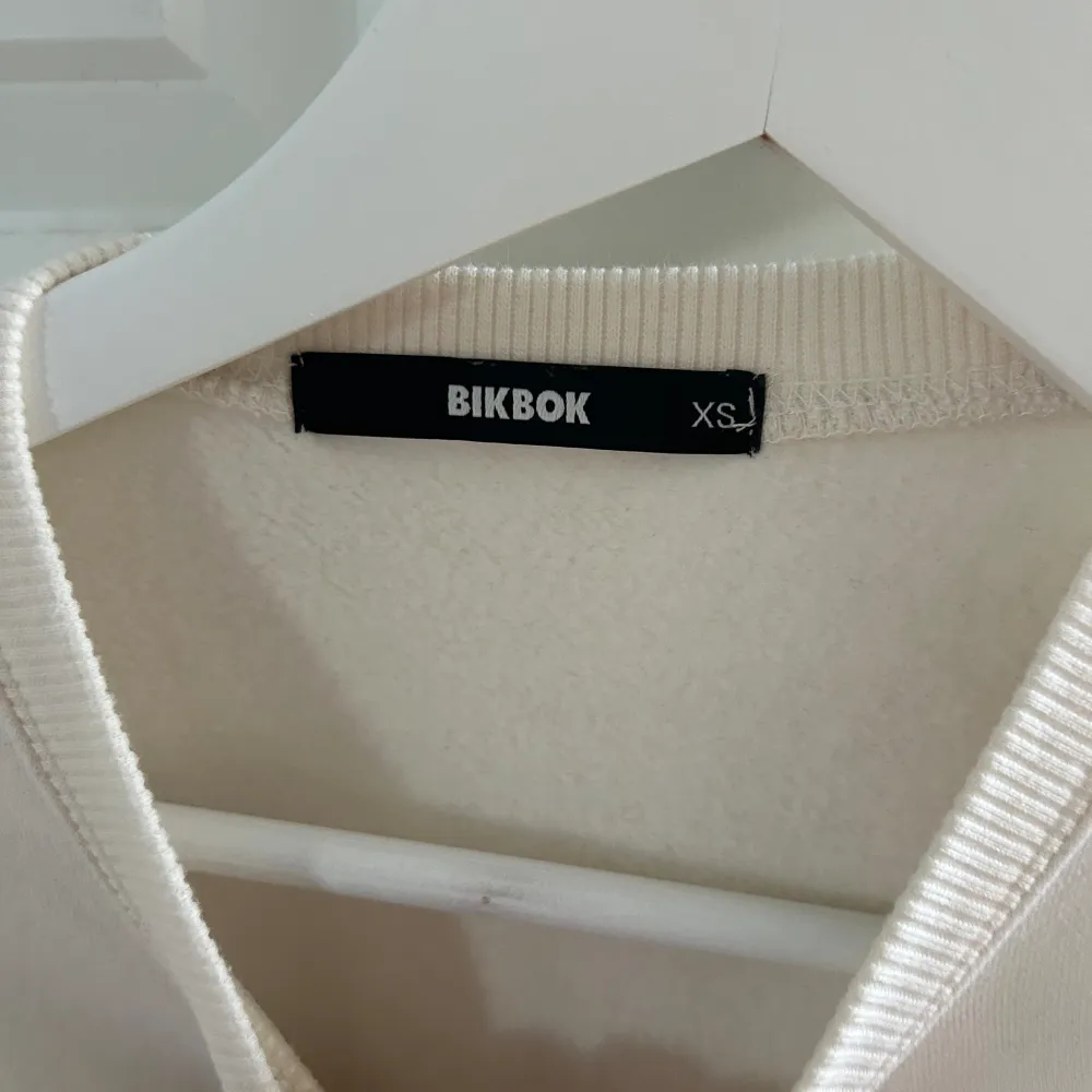 Detta är en tjock tröja ifrån Bikbok. I stolek xs. Säljer för 100 kr.. Hoodies.