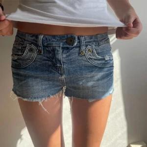 Detaljer shorts - Jätte snygga långmidjade jeans med detaljer på!💘
