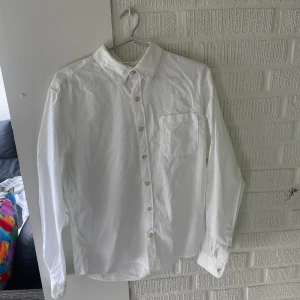 Linneskjorta, långärmad  - En vit långärmad linneskjorta från dressman, använd lite, säljes pga för liten 