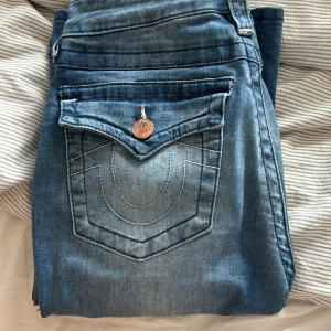 True Religion jeans - Säljer dessa superfina och coola jeans. De är sparsamt använda.  Storlek ”27” men för referens brukar jag ha 38/M och är 172cm lång.  Modellen är mid rise flare ❤️
