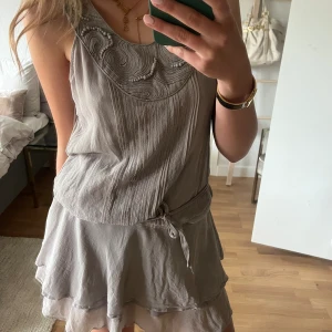 Karen Millen klänning  - Grå Karen Millen klänning. Köpt secondhand. I storlek 38!! Ganska bra skick.  