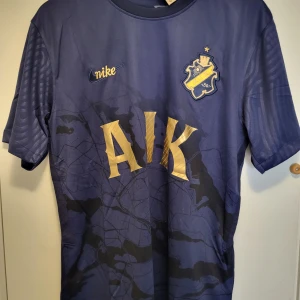 AIK Specialtröja Europakval - AIKs specialtröja som användes i Europakvalet 2022 med Andersson #43 på ryggen. Storlek L Replika 