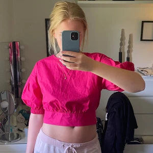 Rosa blus - Superfin rosa blus som man knyter i ryggen, perfekt till finare tillfällen. Andvänd ett fåtal gånger men i superfint skick! Bara att skriva vid funderingar! 💓