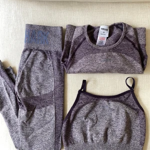 Gymshark set - Träningsset från Gymshark i en ljuslila färg.  Tights strl.S - långa med mid-rise Sportbh: strl.M - justerbara band  Topp: strl. M - croppad, öppen rygg, hål för tummar  Pris är för alla delar, vid köp av en del. Skicka PM.