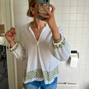 Blus - Jätte fin blus från zara. Använd endast fåtal gånger så i mycket bra skick. Storlek s💕