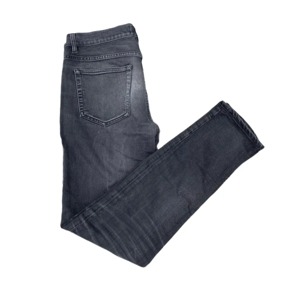 Säljer dessa sjukt feta acne studios Jeans i svart färg. Skick: 9/10, inga defekter. Pris: 599kr, Nypris: 2500kr. Storlek: W31 L31. Skriv självklart ifall ni har några frågor!🙌. Jeans & Byxor.