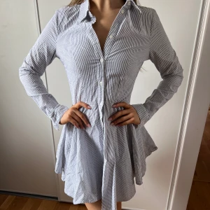 Skjortklänning  - Richgirl vibe av denna klänning!  Blå/vit randig klänning som är längre bak till. ✨
