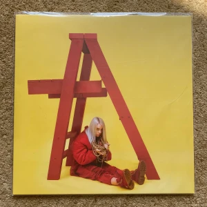 Dont Smile at Me Billie Eilish (vinylskiva) - Vinyl med tillhörande plastfodral. Köpt för några år sen men väl omhändertagen och har inga som helst defekter (är i nyskick). Originalpris 369kr, pris kan disktueras! Hör av er vid frågor eller om ni vill ha fler bilder! 