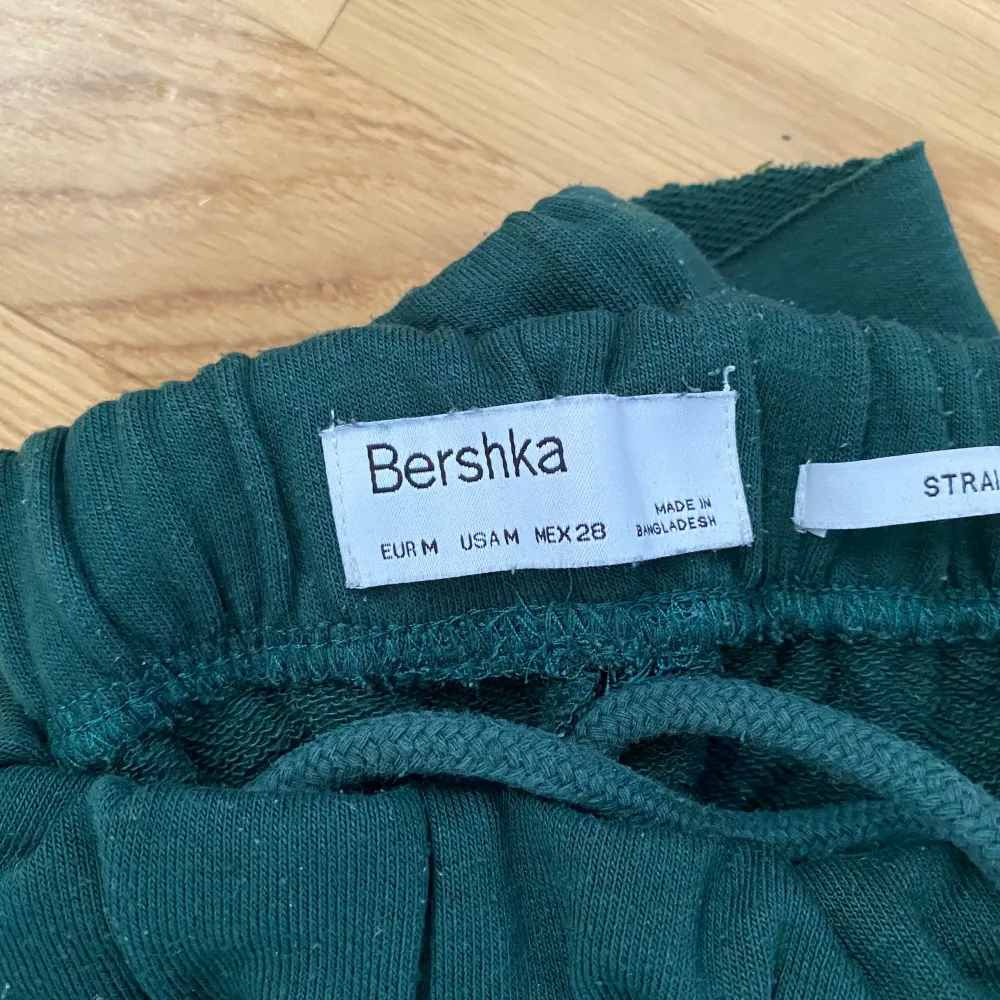 Bershka straight, stl M. Lite använd. . Jeans & Byxor.