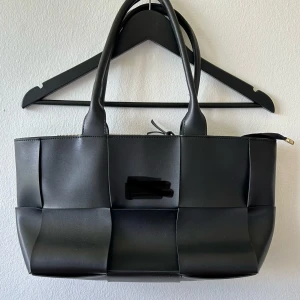Totebag - Hely ny, aldrig använd. För fler bilder, skicka ett meddelande. Mindre modell på väskan. Inte äkta. Priset kan diskuteras vid snabb affär