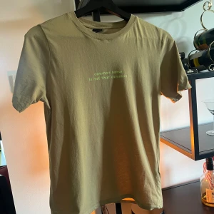 T-shirt Gina - Använd men i bra skick. Texten är något sliten.