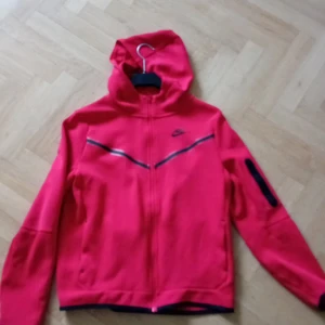 Nike techf - Säljer min nikte tech fleece. Storlek 158-170cm. Tröjan har nån enstaka fläck annars fint skick för övrigt.