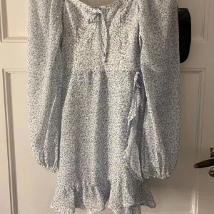 Hollister kort blå blommig klänning - Säljer nu min älskade klänning då den inte passar mig längre☺️💕köpt för runt 500kr, inga skador alls eller täcken på användning😍