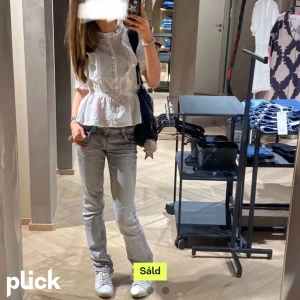 Pepe jeans - Lågmidjade pepe jeans som jag köpte här på plick. Använt ca 3 ggr. Är något korta på mig som är 170, skulle passa bra på nån som är 165 ish. Sömmen längst ner är uppsprättad. Bilderna tillhör hon jag köpte jeansen av.