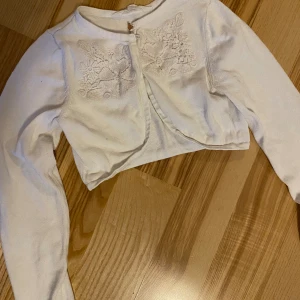 Bolero/kofta strl 134/140 - Kolla gärna in mina andra annonser för samfrakt. Jag säljer mycket barnkläder.  Jag är väldigt mån om mina köpare. Skulle du vara missnöjd med ditt köp så ta gärna kontakt med mig innan dåligt omdöme, så har jag en chans att rätta till det.