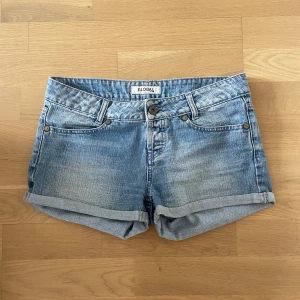 Jeansshorts  - Lågmidjade jeansshorts som inte passar mig längre, inga defekter. Skriv om frågor🫶🏼